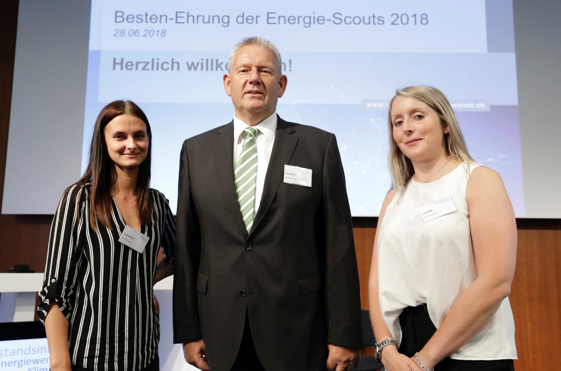 Vanessa Müller (l.) und Luisa Weiß (r.) wurden in Berlin als zwei der bundesweit besten Energie-Scouts ausgezeichnet.