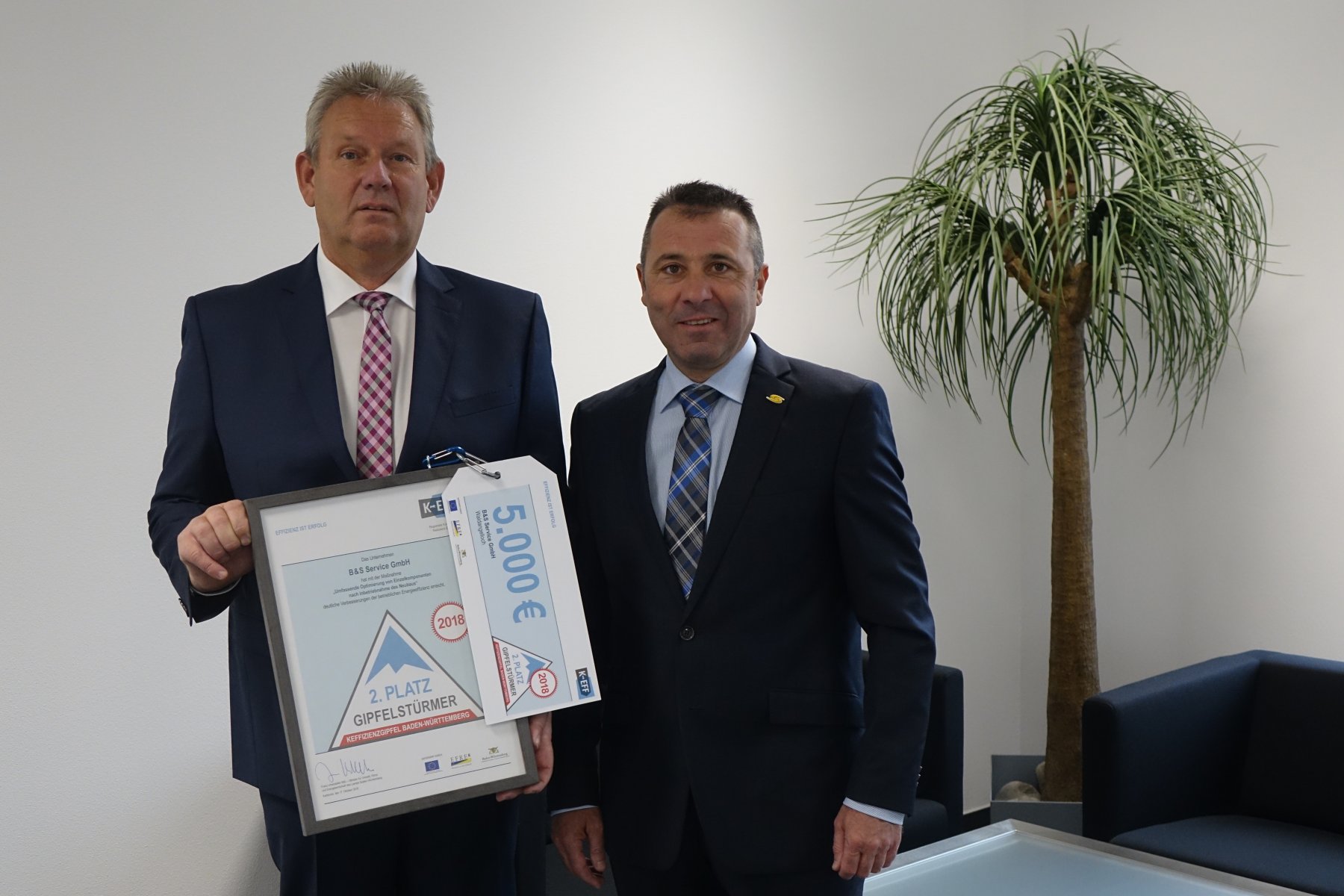 Oberbürgermeister Jörg Albrecht (r.) gratulierte zum 2. Preis des KEFF-Gipfelstürmer-Awards. 5000,- Euro Preisgeld sollen sozialen Projekten zukommen.